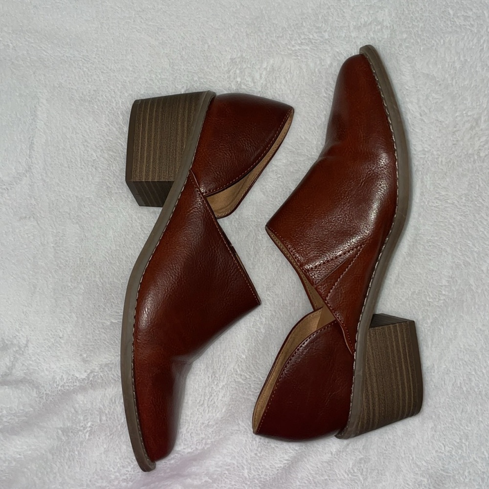 Brown slip on low heeled loafer/pump